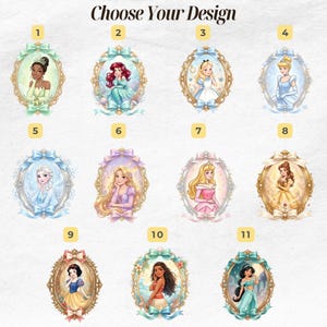 Op de afbeelding: Een afbeelding met elf ovale portretten van Disney-prinsessen, elk omlijst met sierlijke gouden details en een decoratieve strik. De prinsessen zijn Tiana, Ariel, Alice, Assepoester, Elsa, Rapunzel, Aurora, Belle, Sneeuwwitje, Moana en Jasmine. De tekst bovenaan luidt "Kies je ontwerp."