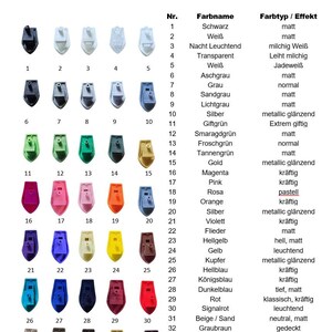 Op de afbeelding: Een kleurenkaart met vijfendertig kleine, bootvormige objecten in diverse tinten, waaronder zwart, wit, grijs, groen, goud, roze, oranje, blauw, geel, bruin en rood. Elk item is genummerd en voorzien van een kleurnaam en afwerking.