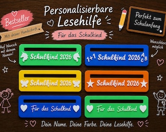 Op de afbeelding: Zes rechthoekige leeshulpmiddelen in groen, blauw, geel en oranje, elk met een horizontale gleuf en witte tekst zoals 'Schulkind 2026' of 'Für das Schulkind', versierd met iconen zoals eenhoorns, vlinders, sterren, hartjes en wiskundige symbolen.