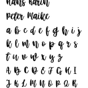 Op de afbeelding: Een zwart lettertypeoverzicht met de titel Schriftart Better Together, met de namen Hans, Karin, Peter en Maike, gevolgd door het volledige alfabet in kleine en hoofdletters in een cursief penseellettertype op een witte achtergrond.
