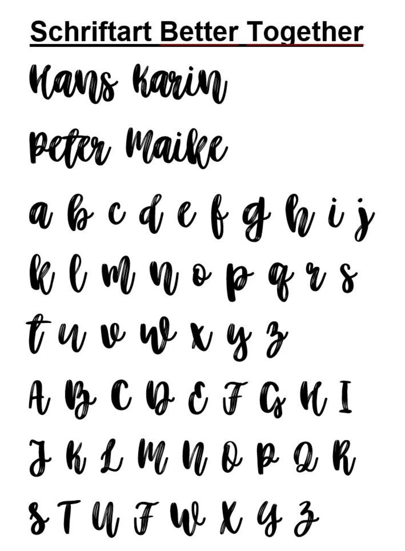 Op de afbeelding: Een zwart lettertypeoverzicht met de titel Schriftart Better Together, met de namen Hans, Karin, Peter en Maike, gevolgd door het volledige alfabet in kleine en hoofdletters in een cursief penseellettertype op een witte achtergrond.