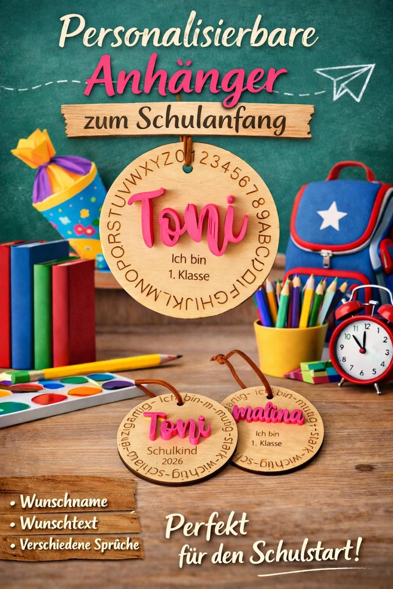 Op de afbeelding: Drie ronde houten labels met leren koordjes. Een groot label bevat de naam Toni, het alfabet en de tekst Ich bin 1. Klasse. Twee kleinere labels bevatten de namen Toni en Malina met de tekst Ich bin 1. Klasse en Schulkind 2026.