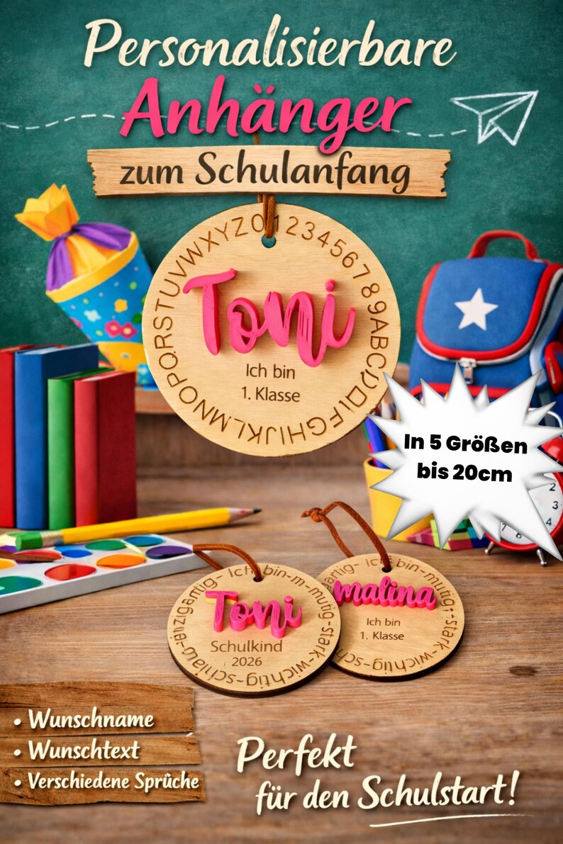 Op de afbeelding: Drie ronde houten hangers met bruine leren koorden. De grootste heeft de naam Toni in roze, het alfabet en de tekst Ich bin 1. Klasse. Twee kleinere hangers hebben de namen Toni en Malina met de tekst Schulkind 2026.