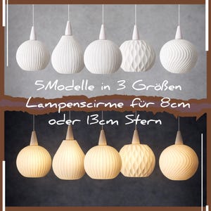 Könnte beinhalten: Sechs Pendelleuchten mit weißen Keramikschirmen, die jeweils ein einzigartiges strukturiertes Design aufweisen. Die Schirme sind von der Decke abgehängt. Das Bild enthält Text: "5 Modelle in 3 Größen" und "Lampenschirme für 8cm oder 13cm Stern".