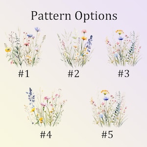 Może przedstawiać: Pięć akwarelowych ilustracji bukiet&oacute;w polnych kwiat&oacute;w oznaczonych jako Pattern Options #1 do #5. Każda kompozycja przedstawia r&oacute;żne łodygi, trawy i kolorowe kwiaty w odcieniach ż&oacute;łci, błękitu, r&oacute;żu i zieleni na jasnym tle.
