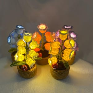 かぎ針編みのスズランのナイトライト、かぎ針編みの鉢植えの花、誕生日プレゼント、母の日ギフト、鉢植えの植物の装飾オーナメント、記念日のギフト