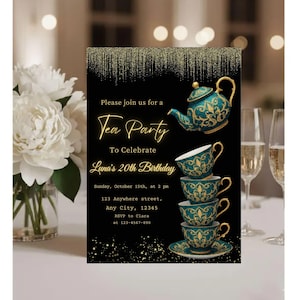 Könnte beinhalten: Schwarze Einladungskarte mit goldenen Glitzerakzenten, die eine türkisfarbene und goldene Teekanne und Tassen zeigt. Der Text lautet "Tea Party" zur Feier von "Lunas 20. Geburtstag" mit Datum, Uhrzeit und Ort.
