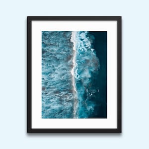 Surf-Drohnen-Ozean-Druck | Luftbild Strand Wandkunst, Küsten Fotografie, Surfer Reise Poster, Minimalistisches Ozean Kunstwerk, Welle Foto Dekor