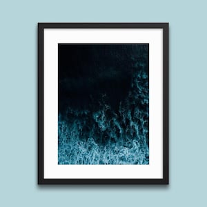 Ozean Print | Tiefblaues Ozean Reise Poster, Luftbild Ozean Fotografie, Australien Strand Wandkunst, Minimalistische Küsten Dekoration, Meer Liebhaber Geschenk