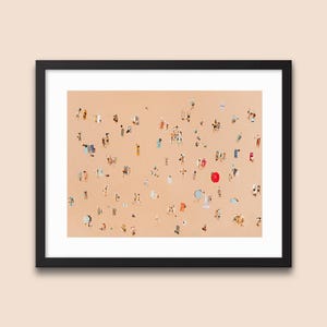 Menschen Poster | Sonnenbaden Wandkunst, Luftbild Strand Fotografie, Miniatur Strand Menschen Druck, Fine Art Fotografie, minimalistischer Kunstdruck