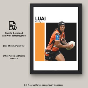 Peut inclure: Une affiche imprimable représentant un joueur de rugby portant un maillot noir et orange, tenant un ballon de rugby. L'affiche est intitulée "LUAI" et "West Tigers". L'affiche mesure 29,7 cm sur 42 cm (A3).