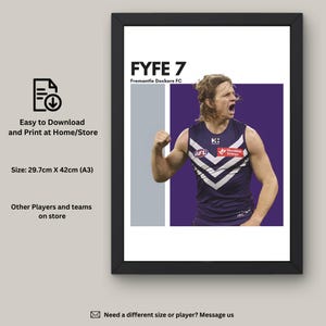 Puede incluir: Un póster imprimible con una foto del jugador de fútbol australiano Nat Fyfe vistiendo una camiseta de los Fremantle Dockers. El póster se titula "FYFE 7" e incluye el nombre del equipo "Fremantle Dockers FC". El póster tiene un tamaño de 29,7 cm x 42 cm (A3).