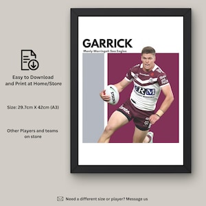 Könnte beinhalten: Ein druckbarer Poster mit einem Rugby-Spieler in einem weißen und maroonfarbenen Trikot mit dem Text "GARRICK" und "Manly-Warringah Sea Eagles" auf weißem Hintergrund. Das Poster ist 29,7 cm x 42 cm (A3-Format).