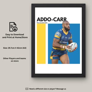 Op de afbeelding: Een digitale print van een rugby-speler in een blauw en geel shirt, die een rugbybal vasthoudt. De print is getiteld "Addo-Carr" en "Parramatta Eels". De print is 29,7 cm bij 42 cm.