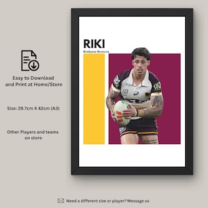 Peut inclure: Impression encadrée d'un joueur de rugby en maillot bordeaux et blanc, tenant un ballon. L'impression comprend le nom "RIKI" et "Brisbane Broncos". Le fond présente un design en blocs de couleurs jaune et bordeaux. La taille de l'impression est de 29,7 cm x 42 cm.