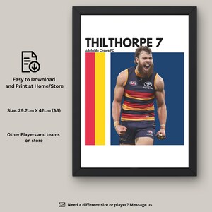 Op de afbeelding: Ingelijste print met een voetballer in een teamuniform. De print bevat de naam, het nummer en het teamlogo van de speler. De afmeting is 29,7 cm x 42 cm (A3). De print zit in een zwart frame.