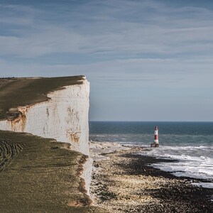 Faro de Beachy Head junto a los acantilados: Impresión digital de bellas artes costeras