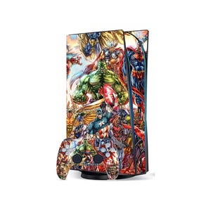 Könnte beinhalten: Eine Spielkonsole und ein Controller mit einem farbenfrohen Comic-Design. Das Kunstwerk zeigt verschiedene Superhelden in Aktion, mit dem dominanten grünen Hulk und dem Schild von Captain America. Der Controller spiegelt das Design der Konsole wider.
