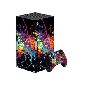 Könnte beinhalten: Schwarze Spielkonsole und Controller mit einem farbenfrohen Farbspritzer-Design. Die Konsole steht aufrecht, und der Controller befindet sich rechts. Das Design zeigt Spritzer in Lila, Orange, Gelb und Blau.