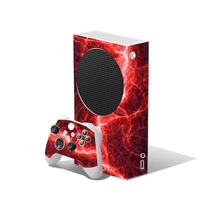 Puede incluir: Un conjunto de consola y mando de juegos con un diseño de rayo rojo. La consola tiene forma rectangular vertical con una rejilla circular negra y una parte superior blanca. El mando es blanco con botones negros y un patrón de rayos rojos a juego.