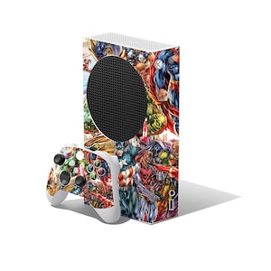 Puede incluir: Una consola Xbox Series S y un mando con un diseño colorido estilo cómic con varios personajes de superhéroes. La consola es blanca con una rejilla negra circular, y el mando tiene un diseño a juego.