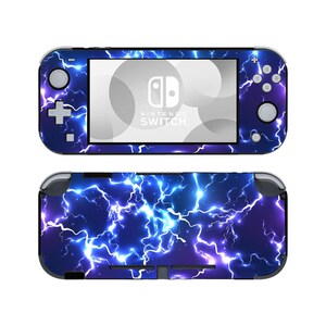 Könnte beinhalten: Ein Nintendo Switch Lite Konsolen-Skin mit einem lebendigen blau-violetten Blitzmuster. Der Skin bedeckt die Vorder- und Rückseite der Konsole, wobei das Nintendo Switch-Logo auf dem Bildschirm sichtbar ist. Das Design erzeugt eine dynamische und energiegeladene Ästhetik.
