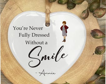 Ispirato al musical teatrale Annie, regalo con citazione e sorriso, targa in ceramica con cuore, cartello da appendere in ufficio cr151