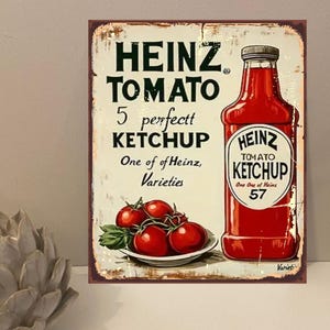 Könnte beinhalten: Ein Metallschild im Vintage-Stil mit Heinz Tomato Ketchup. Das Schild zeigt eine rote Ketchupflasche, einen Teller mit Tomaten und den Text "HEINZ TOMATO KETCHUP". Das Schild hat ein abgenutztes, gealtertes Aussehen.
