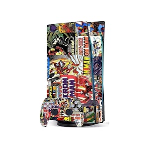 Puede incluir: Una consola de juegos y un mando con un diseño de cómic. La consola blanca tiene una envoltura colorida con Iron Man y otros personajes de Marvel. El mando tiene un diseño a juego.