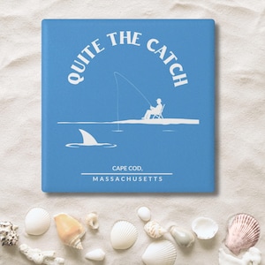 Dessous de verre en céramique Cape Cod Fishing, décoration de maison de plage, cadeau unique pour pêcheur, cadeau d'été, accessoire de maison nautique