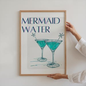 マーメイドウォーターマティーニプリント、マティーニバーカートアート、ビーチ風ウォールアート、線画、海岸沿いの孫娘、ヒトデのディテール、カクテルポスター