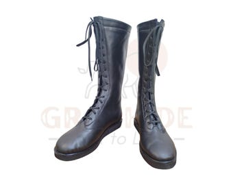 Könnte beinhalten: Ein Paar schwarze Lederstiefel mit Schnürung und hohem Schaft.