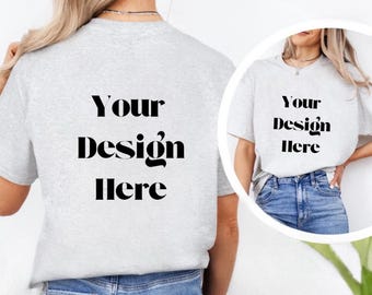 Puede incluir: Una camiseta gris con el texto "Your Design Here" impreso en la parte delantera y trasera.