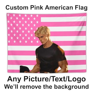 Op de afbeelding: Een roze Amerikaanse vlag op een wandtapijt, met een mannelijke figuur op de voorgrond. De vlag heeft roze strepen en witte sterren. Tekst bovenaan luidt "Custom Pink American Flag" en onderaan "Any Picture/Text/Logo We'll remove the background."