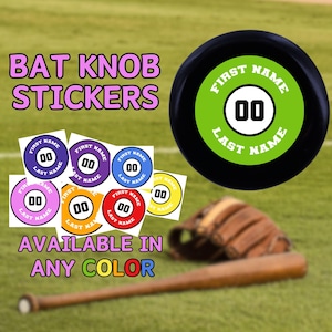 Könnte beinhalten: Baseball-Schläger-Knopf-Aufkleber in verschiedenen Farben. Die Aufkleber zeigen einen schwarzen Kreis mit weißem Text, der "FIRST NAME", "LAST NAME" und "00" lautet.