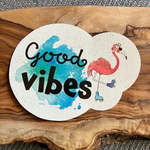 Good Vibes Flamingo Aufkleber - wasserfestes Vinyl, handgezeichnete Kunst, niedlicher Laptop, Notebook Wasserflasche Aufkleber, bunt, positiv, Geschenk im Freien