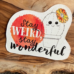 Adesivo "Stay Weird Stay Wonderful" a forma di cactus, in vinile impermeabile, per laptop, bottiglie, quaderni, regalo carino e positivo, arte unica fatta a mano per esterni.
