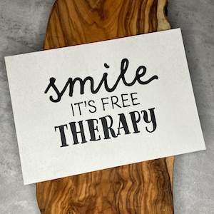 Carte postale Sourire Carte d'art minimaliste motivante C'est gratuit Citation de thérapie Message positif Cadeau pour des amis, un bureau ou un thérapeute en journalisme