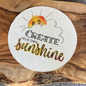 "Erstellen Sie Ihren eigenen Sonnenschein-Aufkleber ""Lifting Handgezeichnetes Zitat"" Aufkleber, wasserfestes Vinyl für Laptop, Journal, Wasserflasche, Outdoors Sun Fun."