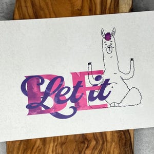 Carte postale Let It Be Lama Carte de motivation dessinée à la main drôle pour les amis, la relaxation, les soins personnels, la décoration de bureau ou de cadeau inspirant le yoga