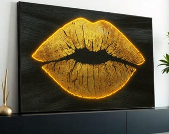 Könnte beinhalten: Ein großes, abstraktes Gemälde eines goldenen Lippenabdrucks auf schwarzem Hintergrund. Der Lippenabdruck ist in einem leuchtend gelben Schein umrandet.