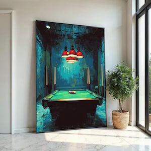 Puede incluir: Una mesa de billar de fieltro verde con bolas de billar rojas y blancas, sobre un fondo de pared texturizada azul y verde con un grupo de lámparas colgantes rojas.