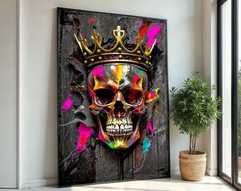 Puede incluir: Una pintura abstracta colorida de una calavera con una corona dorada. La calavera está pintada en tonos de rosa, azul, verde y amarillo, y el fondo es negro.