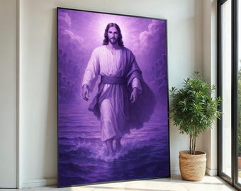 Può includere: Una stampa artistica incorniciata raffigura una figura in abiti bianchi che cammina sull'acqua, irradiando luce. L'opera è realizzata in tonalità viola, con un effetto alone attorno alla testa della figura. La stampa è esposta in una stanza con una pianta in un cesto intrecciato.