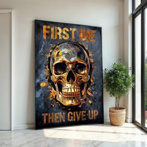 Może przedstawiać: Oprawiony wydruk na płótnie przedstawiający złotą i czarną czaszkę z napisem "FIRST DIE THEN GIVE UP" złotymi literami. Czaszka jest umieszczona na ciemnym, teksturowanym tle z kolorowymi rozpryskami farby.
