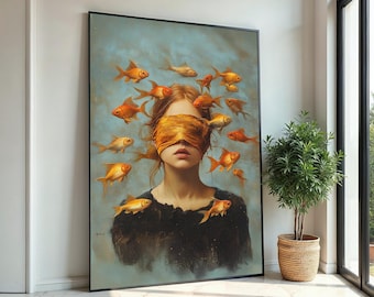 Könnte beinhalten: Gerahmter Kunstdruck, der eine Frau mit goldener Augenbinde und Goldfischen zeigt. Das Kunstwerk hat einen blauen Hintergrund und wird in einem Raum mit einer Pflanze in einem geflochtenen Korb ausgestellt.