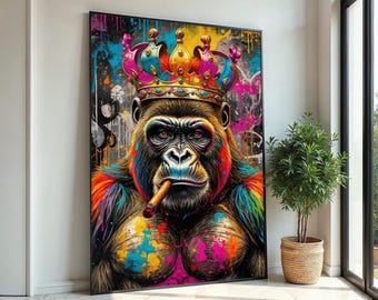 Könnte beinhalten: Ein farbenfrohes, abstraktes Gemälde eines Gorillas, der eine goldene Krone trägt und eine Zigarre raucht. Der Gorilla ist in einem lebendigen Stil mit Spritzern von rosa, blau, gelb und grüner Farbe gemalt.