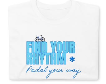 Könnte beinhalten: Weißes T-Shirt mit einer blauen Fahrradgrafik über dem Text "FIND YOUR RHYTHM * Pedal your way". Der Text ist in einer kräftigen, blauen Schriftart gehalten. Das T-Shirt ist gefaltet.