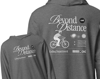 Maglietta a maniche lunghe con cappuccio da ciclismo Beyond the Distance - T-shirt da ciclismo streetwear, design vintage del reparto ciclismo, maglietta con cappuccio unisex