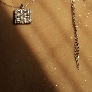 4つの要素のシルバーペンダントネックレス、女性的なパワーネックレス、ゴールドネックレス、スクエアネックレス、バランスネックレス、ユニークな手作りネックレス